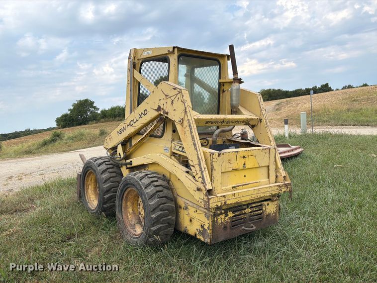 image for item DZ4760 1982 New Holland L-445 skid steer loader