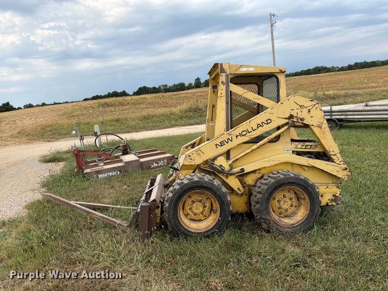 image for item DZ4760 1982 New Holland L-445 skid steer loader