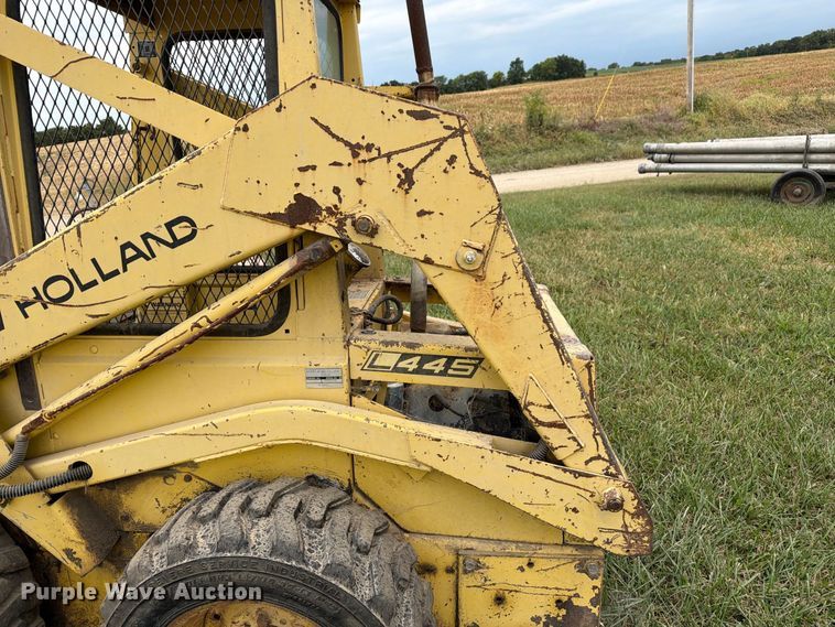 image for item DZ4760 1982 New Holland L-445 skid steer loader