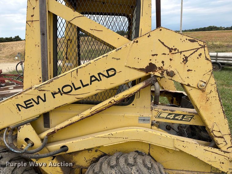 image for item DZ4760 1982 New Holland L-445 skid steer loader