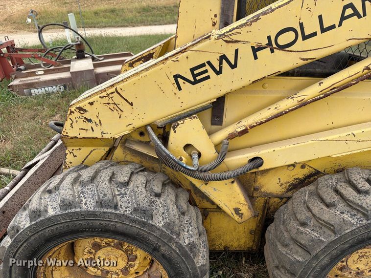 image for item DZ4760 1982 New Holland L-445 skid steer loader