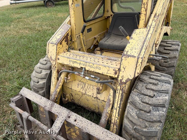 image for item DZ4760 1982 New Holland L-445 skid steer loader