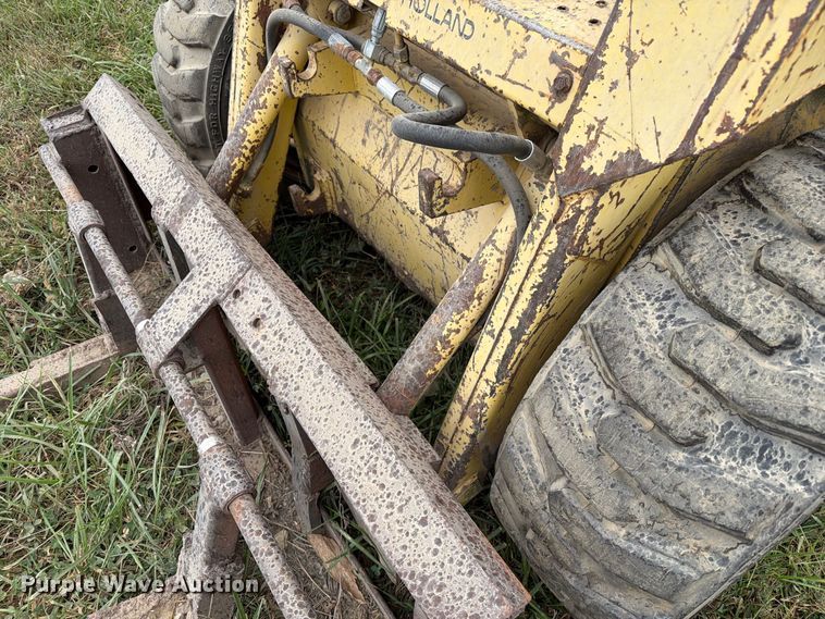 image for item DZ4760 1982 New Holland L-445 skid steer loader