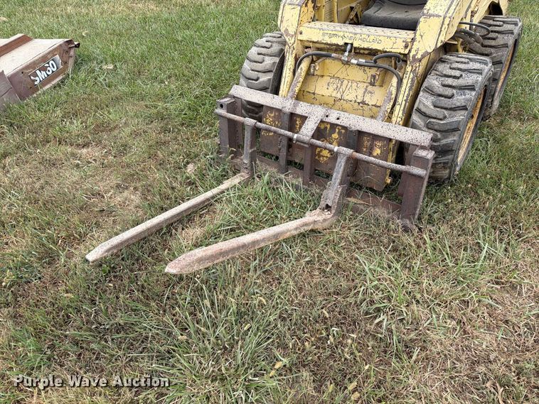 image for item DZ4760 1982 New Holland L-445 skid steer loader