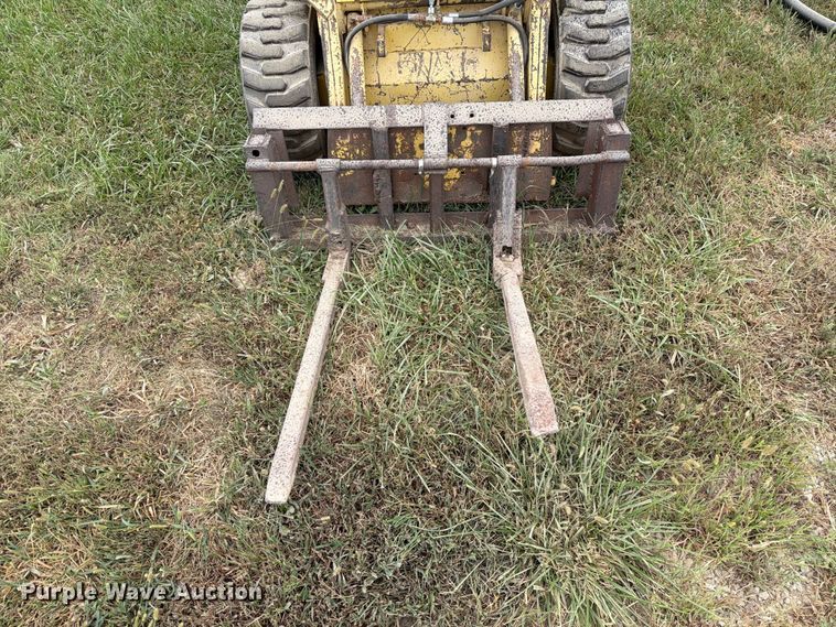 image for item DZ4760 1982 New Holland L-445 skid steer loader