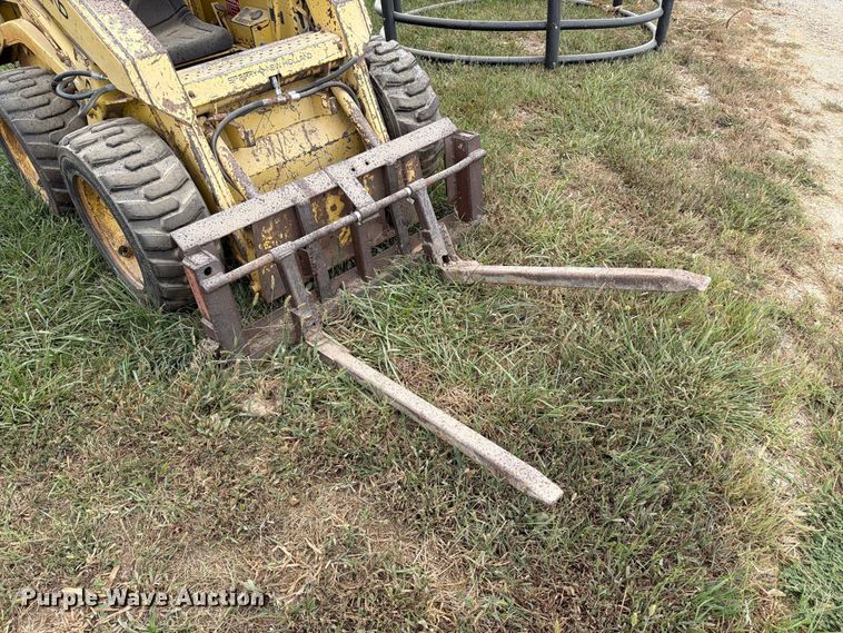 image for item DZ4760 1982 New Holland L-445 skid steer loader