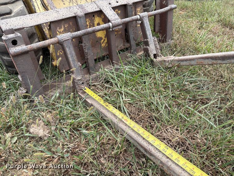 image for item DZ4760 1982 New Holland L-445 skid steer loader