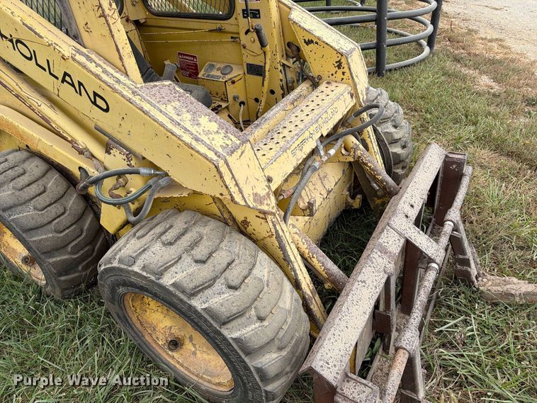 image for item DZ4760 1982 New Holland L-445 skid steer loader