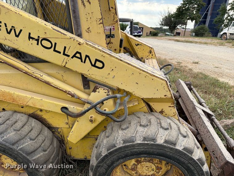 image for item DZ4760 1982 New Holland L-445 skid steer loader
