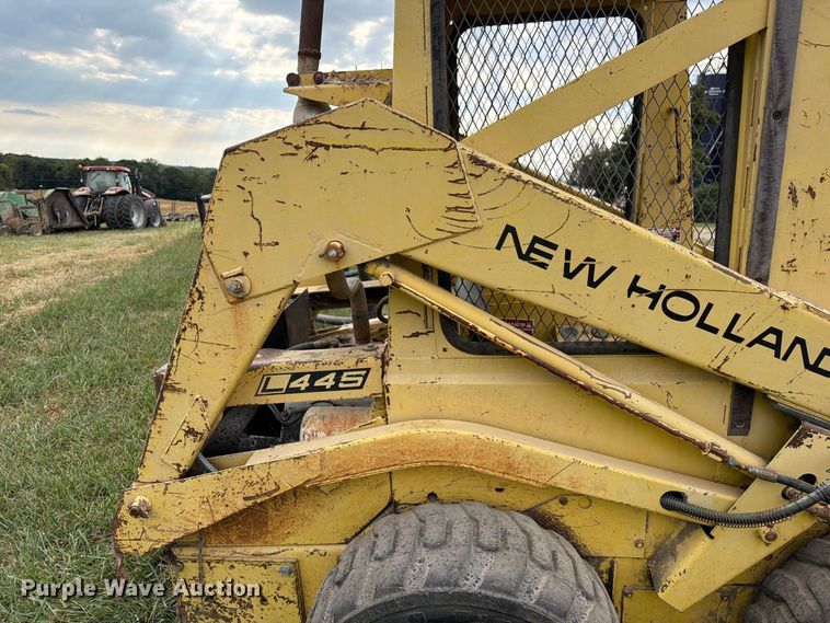image for item DZ4760 1982 New Holland L-445 skid steer loader