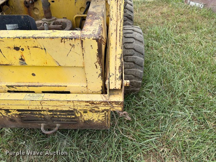 image for item DZ4760 1982 New Holland L-445 skid steer loader