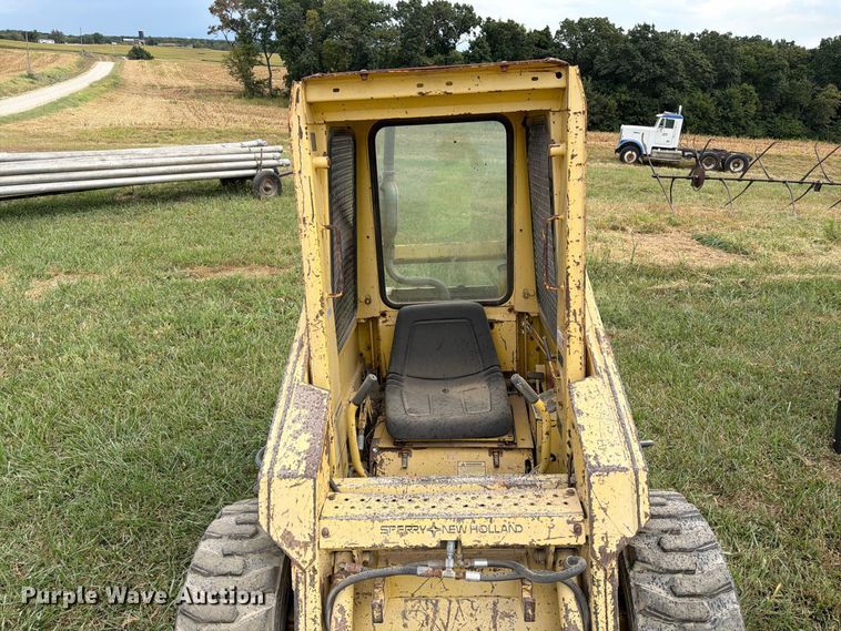 image for item DZ4760 1982 New Holland L-445 skid steer loader