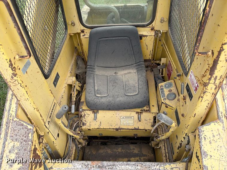 image for item DZ4760 1982 New Holland L-445 skid steer loader