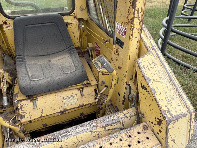 image for item DZ4760 1982 New Holland L-445 skid steer loader
