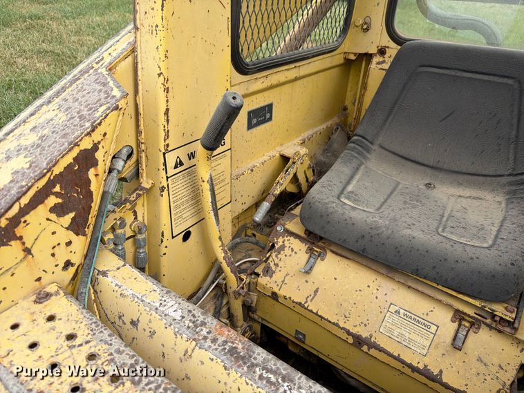 image for item DZ4760 1982 New Holland L-445 skid steer loader