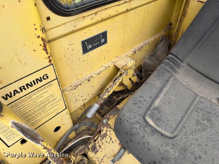 image for item DZ4760 1982 New Holland L-445 skid steer loader