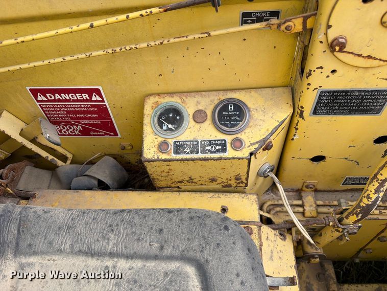 image for item DZ4760 1982 New Holland L-445 skid steer loader