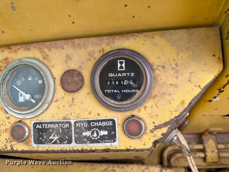 image for item DZ4760 1982 New Holland L-445 skid steer loader