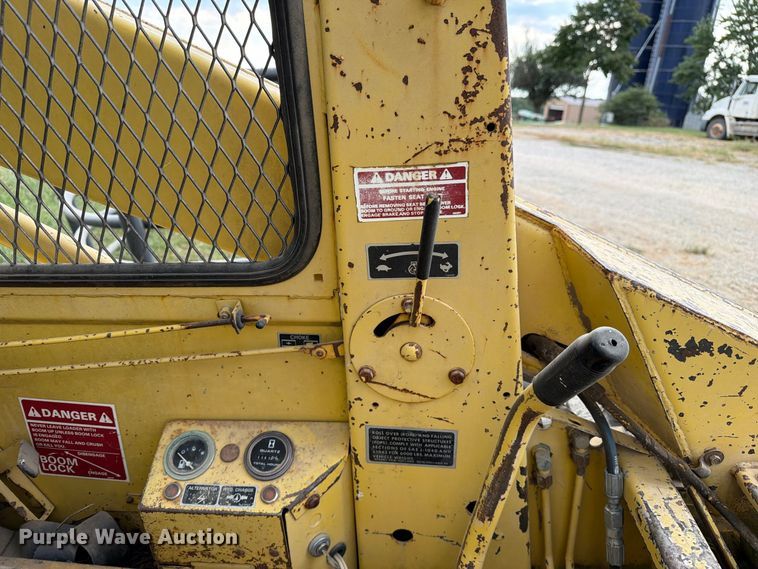 image for item DZ4760 1982 New Holland L-445 skid steer loader