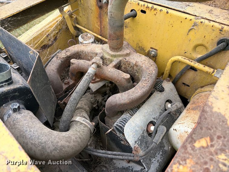 image for item DZ4760 1982 New Holland L-445 skid steer loader