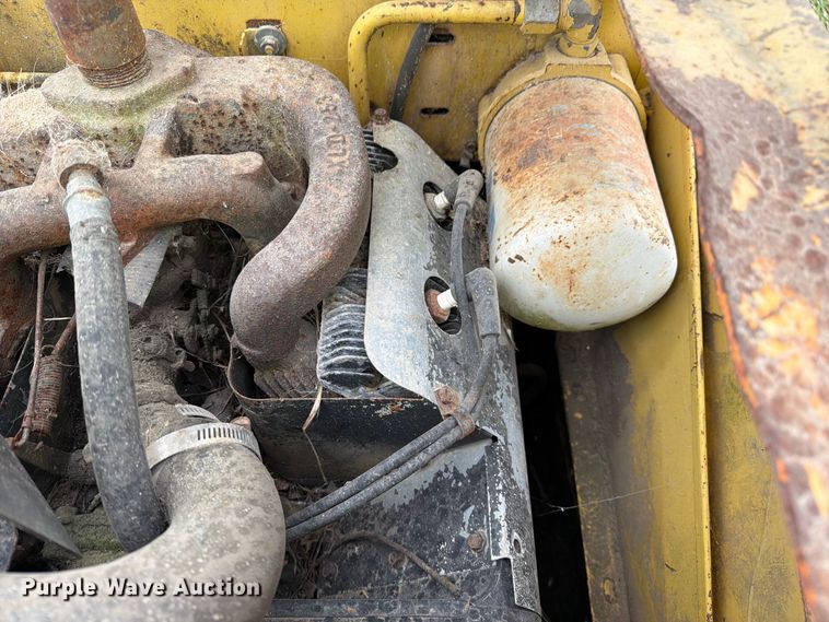 image for item DZ4760 1982 New Holland L-445 skid steer loader