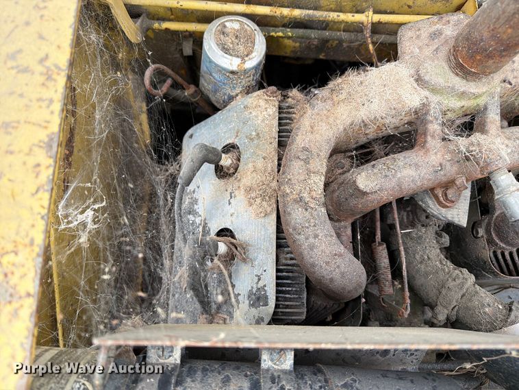 image for item DZ4760 1982 New Holland L-445 skid steer loader