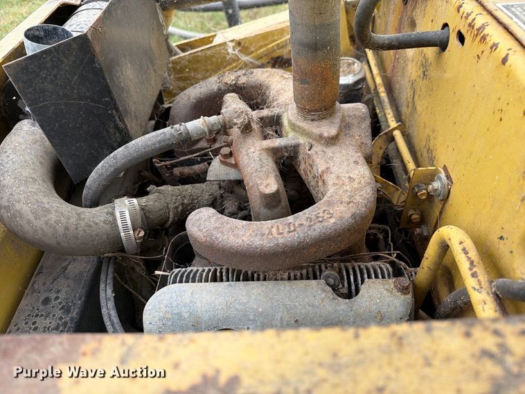 image for item DZ4760 1982 New Holland L-445 skid steer loader