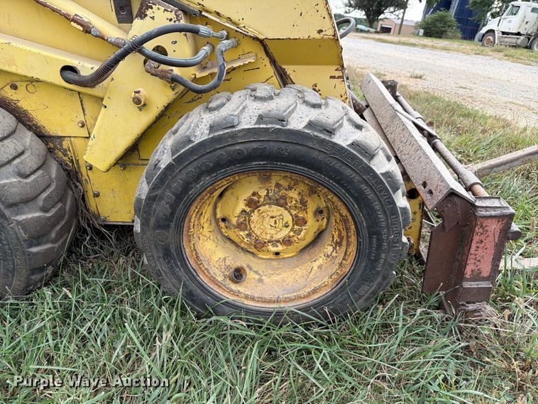 image for item DZ4760 1982 New Holland L-445 skid steer loader