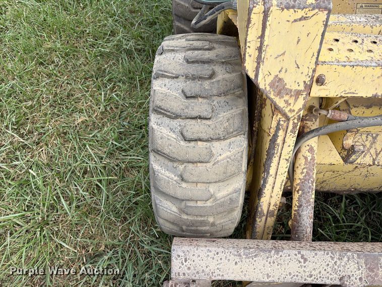 image for item DZ4760 1982 New Holland L-445 skid steer loader