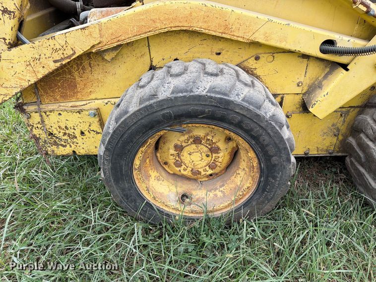 image for item DZ4760 1982 New Holland L-445 skid steer loader