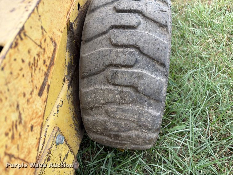 image for item DZ4760 1982 New Holland L-445 skid steer loader