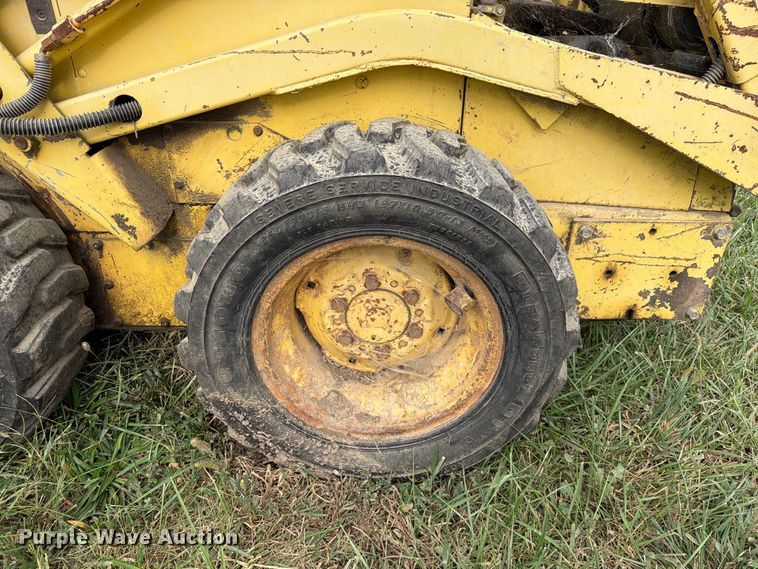 image for item DZ4760 1982 New Holland L-445 skid steer loader