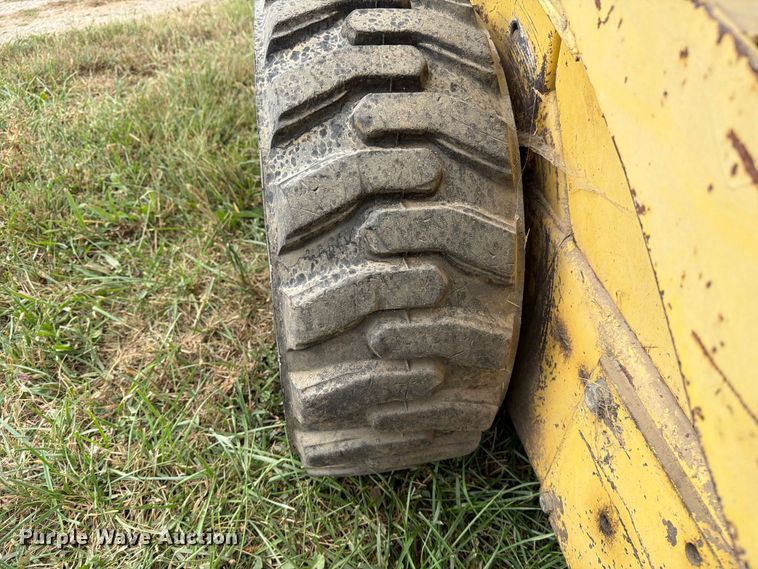 image for item DZ4760 1982 New Holland L-445 skid steer loader