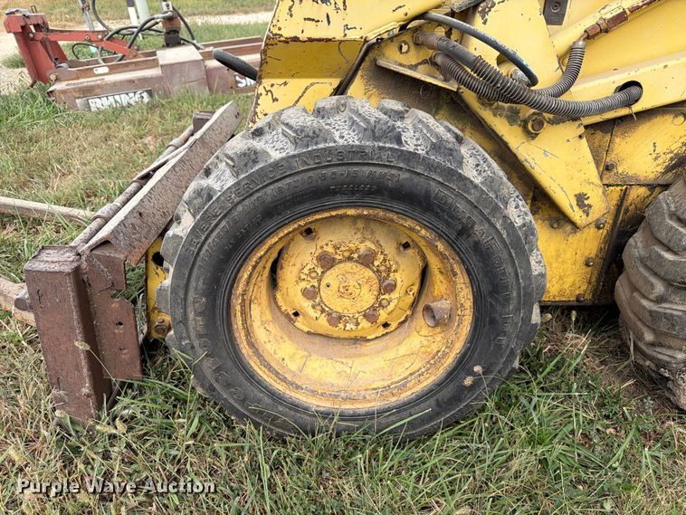 image for item DZ4760 1982 New Holland L-445 skid steer loader