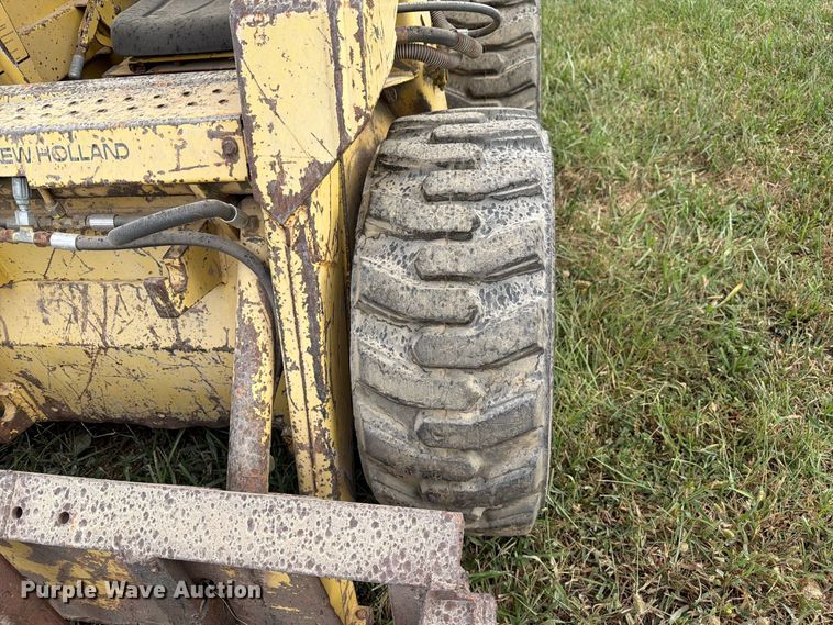 image for item DZ4760 1982 New Holland L-445 skid steer loader