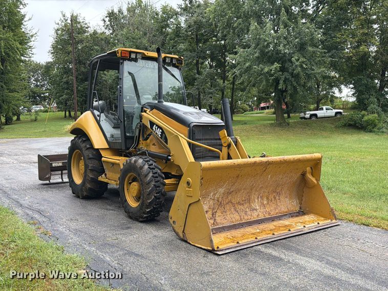 image for item DZ4782 2008 Caterpillar 414E IL landscape tractor