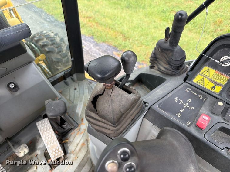 image for item DZ4782 2008 Caterpillar 414E IL landscape tractor