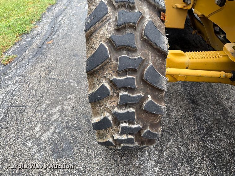 image for item DZ4782 2008 Caterpillar 414E IL landscape tractor