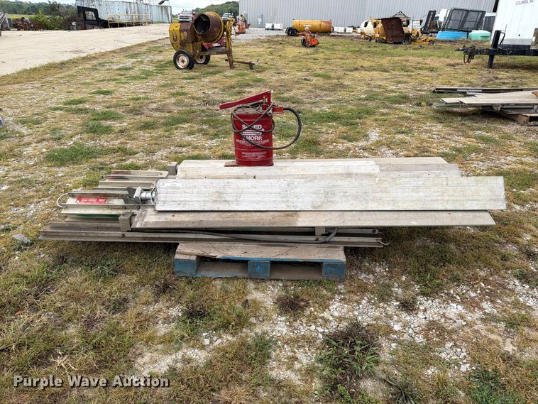 image for item DZ4808 Tren-Shore 2236 hydraulic shoring braces