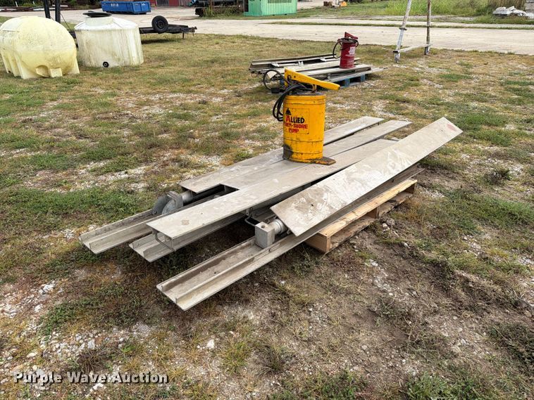 image for item DZ4809 Speed Shore hydraulic shoring braces