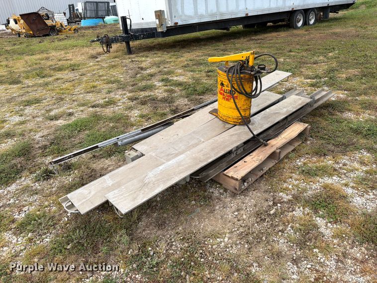 image for item DZ4809 Speed Shore hydraulic shoring braces