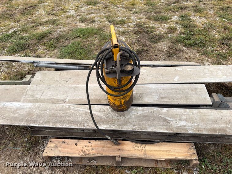 image for item DZ4809 Speed Shore hydraulic shoring braces