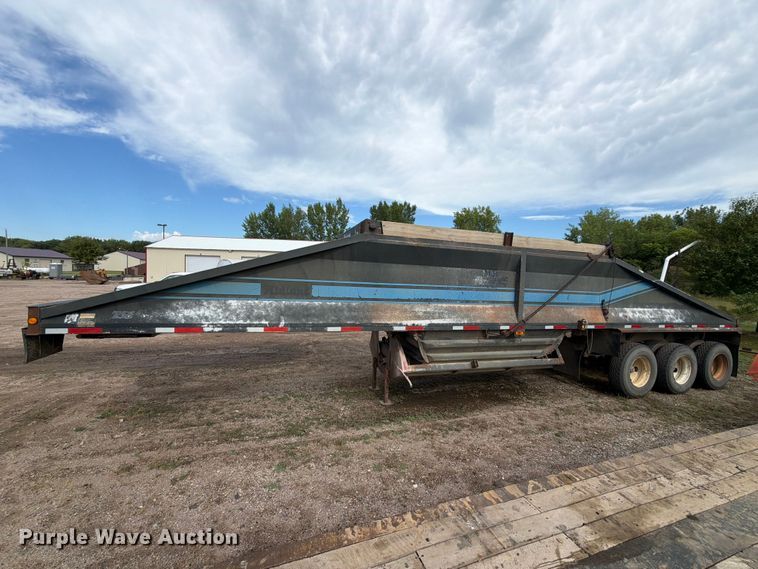 image for item EA0453 1995 Midland bottom dump trailer