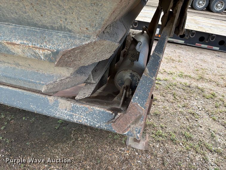 image for item EA0453 1995 Midland bottom dump trailer