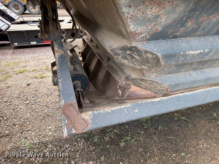 image for item EA0453 1995 Midland bottom dump trailer