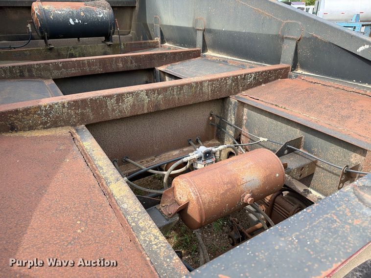 image for item EA0453 1995 Midland bottom dump trailer