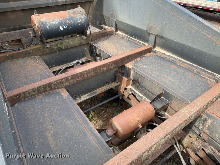 image for item EA0453 1995 Midland bottom dump trailer