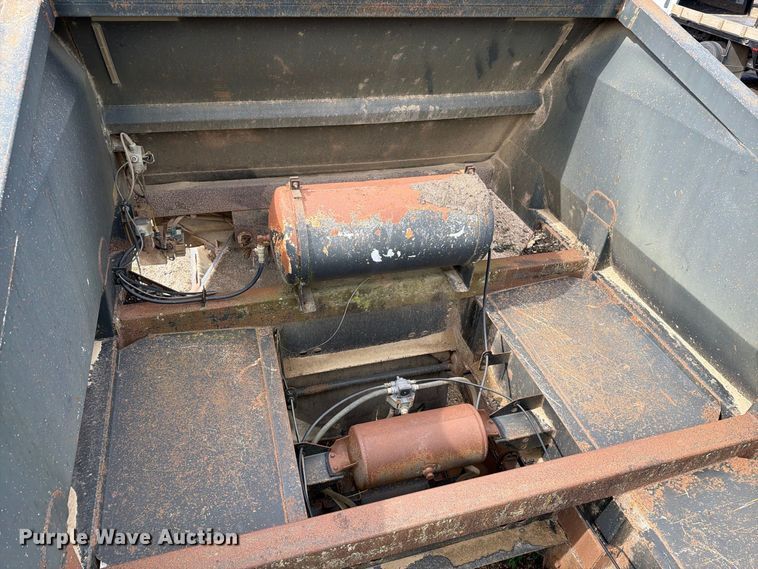 image for item EA0453 1995 Midland bottom dump trailer