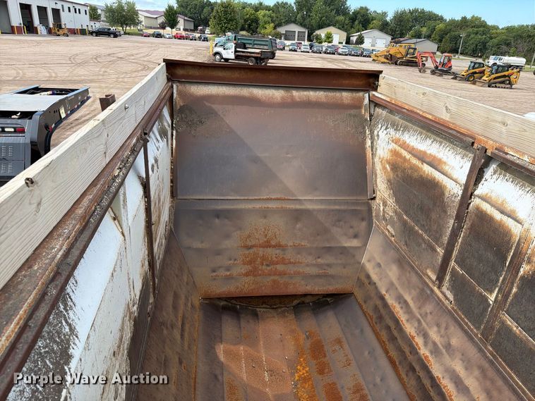 image for item EA0453 1995 Midland bottom dump trailer