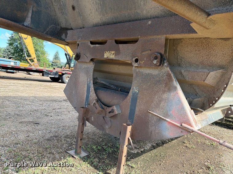 image for item EA0453 1995 Midland bottom dump trailer